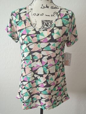Lularoe XS Geometric Print Short Sleeve Women's Classic Tee in Mint & Pink